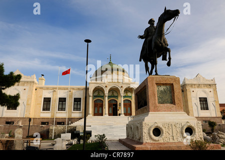 Zentral-Anatolien, Türkei Ankara Atatürk Reiterstatue vor dem ethnographischen Museum Stockfoto