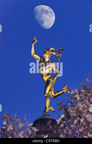 Statue des Gottes Merkur neben Altes Schloss, altes Schloss, Mond, Stuttgart, Baden-Württemberg, Deutschland, Europa, zusammengesetzte Stockfoto