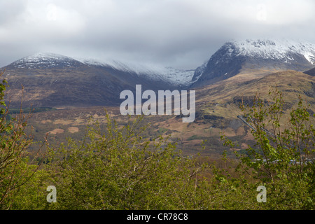 Blick auf den Gipfel des Ben Nevis Schnee bedeckt und in Nebel gehüllt, im Frühjahr in der Nähe von Fort William Schottland, Vereinigtes Königreich Stockfoto