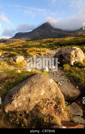 Blick auf die Gipfel der Sgurr Nan Gillean unter Cloud und lückenhaft Sommer Abend Sonnenlicht auf der Isle Of Skye Stockfoto