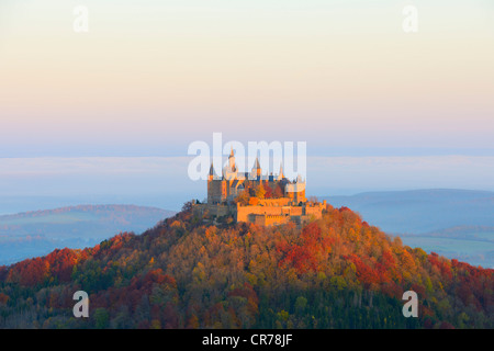 Burg Hohenzollern Burg im frühen Morgenlicht mit herbstlichen Wald, am frühen Morgen Nebel, Schwäbische Alb, Baden-Württemberg Stockfoto