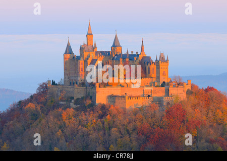 Burg Hohenzollern Burg im frühen Morgenlicht mit herbstlichen Wald, am frühen Morgen Nebel, Schwäbische Alb, Baden-Württemberg Stockfoto