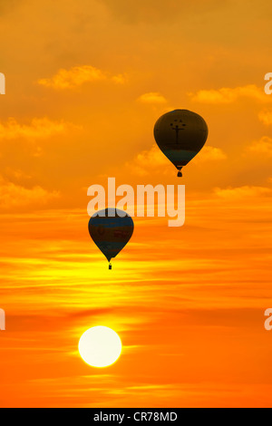 Heißluftballons gegen Einstellung Sonne, Suedschwarzwald, Südschwarzwald, Baden-Württemberg, Deutschland, Europa, komponieren Stockfoto