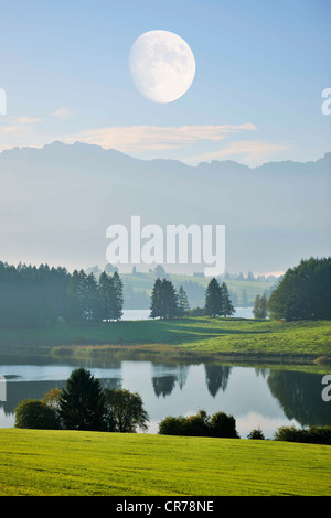 Forggensee-See in der Nähe von Füssen, Tannheimer Berge, Ostallgaeu, Bayern, Deutschland, Europa, zusammengesetzte Stockfoto