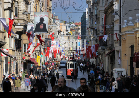 Türkei, Istanbul, Beyloglu, Taksim-Viertel, alte Straßenbahn in Straße Istiklal Caddesi Stockfoto