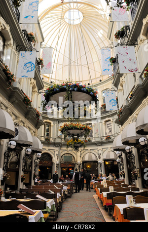 Türkei, Istanbul, Beyloglu, Taksim-Viertel, Straße Istiklal Caddesi, Cicek Pasaji (Blumen-Passage) Stockfoto