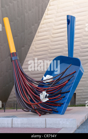 "Big Sweep", Skulptur von Coosje van Bruggen und Claes Oldenburg, Denver Art Museum, Civic Center Cultural Complex, Denver Stockfoto