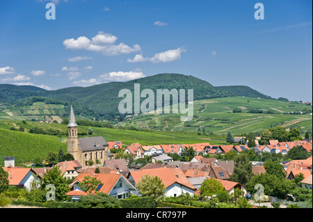 Stadtbild von Birkweiler, Pfälzer Wald Bergregion an der Rückseite, Birkweiler, Suedliche Weinstraße Bezirk Stockfoto