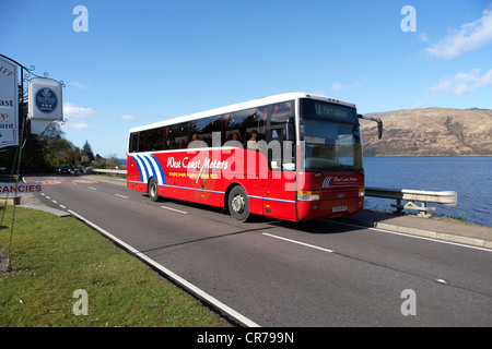 Westküste Motoren bus Trainer auf der wichtigsten a82 touristischen Route Straße entlang den Ufern des Loch Linnhe in der Nähe von Fort William Highland fantastischer Stockfoto