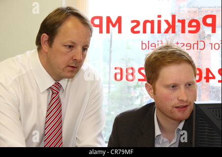 Toby Perkins, Labour-Abgeordneter: Chesterfield mit Wahlkreis Bürohilfe Jonathan Davies, Drbyshire, UK Stockfoto