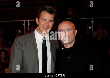 Collins, Philip David Charles 'Phil', * 30.1.1951, britischer Musiker (Sänger), halbe Länge, mit Markus Lanz, Gast in der deutschen TV-Talkshow 'Markus Lanz', Hamburg, 22.9.2010, Stockfoto