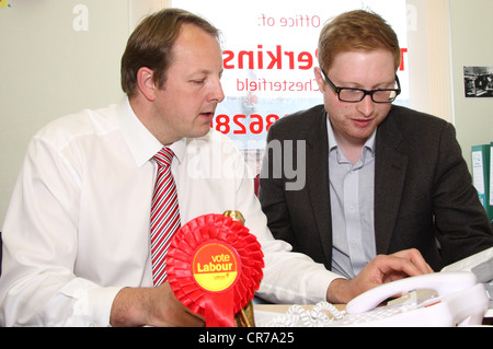 Toby Perkins, Labour-Abgeordneter: Chesterfield mit Wahlkreis Bürohilfe Jonathan Davies, Drbyshire, UK Stockfoto