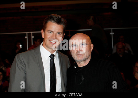 Collins, Philip David Charles 'Phil', * 30.1.1951, britischer Musiker (Sänger), halbe Länge, mit Markus Lanz, Gast in der deutschen TV-Talkshow 'Markus Lanz', Hamburg, 22.9.2010, Stockfoto