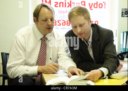 Toby Perkins, Labour-Abgeordneter: Chesterfield mit Parlamentarischer Assistent Jonathan Davies, Drbyshire, UK Stockfoto