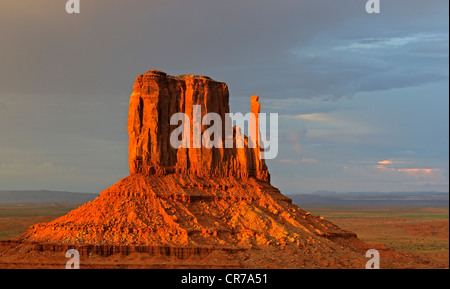 West Mitten Butte im letzten Licht des Tages während eines Gewitters, Monument Valley, Arizona, USA Stockfoto