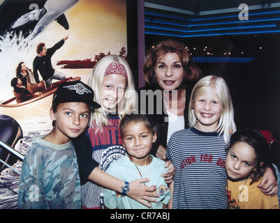 Berger, Senta, * 13.5.1941, österreichische Schauspielerin, Gruppenbild mit Kindern, als UNICEF-Botschafterin, in der Vorschau auf den Film "Free Willys II" in München, August 1995, Stockfoto