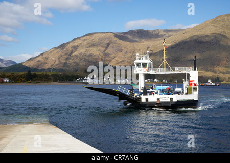 Ardgour Corran Fähre über den Loch Linnhe nähert sich der nether Lochaber Slipanlage Rampe Highland Highlands Schottland, Vereinigtes Königreich Stockfoto