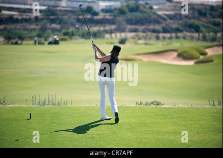 Zypern, Frau Golfspielen am Golfplatz Stockfoto