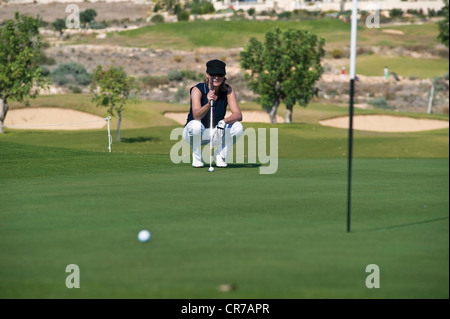Zypern, Frau Golfspielen am Golfplatz Stockfoto