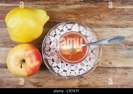 Quitte und Apfel Marmelade im Glas mit Frucht auf Tisch Stockfoto