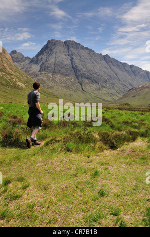 Walker in Glen Sligachan mit Bla Bheinn im Hintergrund, Isle Of Skye Stockfoto