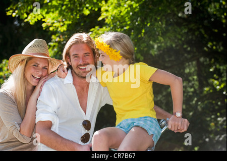 Österreich, Salzburger Land, Familie sitzt auf alten Fahrrad Stockfoto