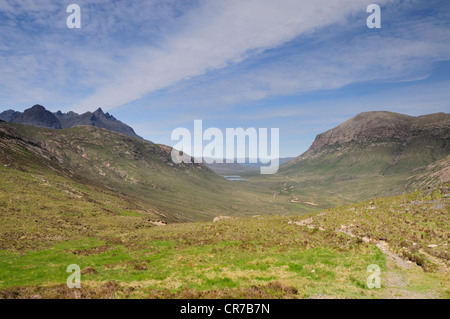 Druim Hain und Glen Sligachan, mit Sgurr Nan Gillean auf der linken Seite und Marsco auf der rechten Seite. Sommer auf der Isle Of Skye Stockfoto