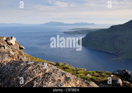 Blick über Loch Scavaig in Richtung der Insel Rum vom Gipfel des Sgurr Na Stri auf der Isle Of Skye, Schottland Stockfoto