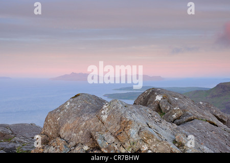 Blick in Richtung der Insel Rum vom Gipfel des Sgurr Na Stri auf der Isle Of Skye, Schottland Stockfoto