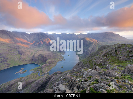 Rosa Sonne und Wolken über Loch Coruisk und den schroffen Gipfeln der Black Cuillin Bergkette auf der Isle Of Skye, Schottland Stockfoto