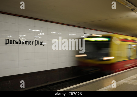 Trainieren Sie, Eintritt in die Berliner S-Bahn-Bahnhof am Potsdamer Platz, Berlin, Deutschland, Europa Stockfoto