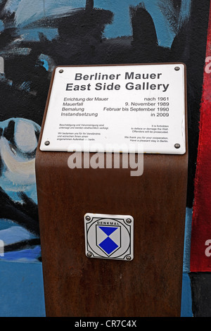 Denkmal-Zeichen vor der East Side Gallery, Reste der Berliner Mauer, Berlin-Friedrichshain, Deutschland, Europa Stockfoto