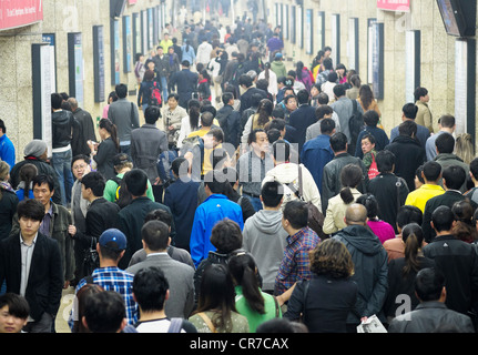 Beschäftigt Plattform im Bahnhof an der Beijing u-Bahn-System in China Stockfoto