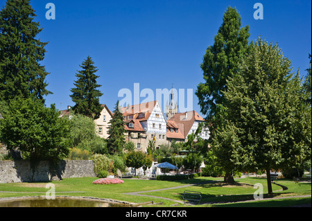 Stadtbild in den Stadtgraben mit Blauer Turm Bad Wimpfen, Neckartal, Baden-Württemberg, Deutschland, Europa Stockfoto