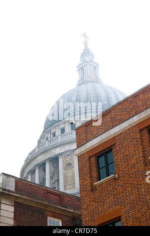 Blick auf die Kuppel der St. Pauls Kathedrale von Paternoster Square in London, Großbritannien Stockfoto