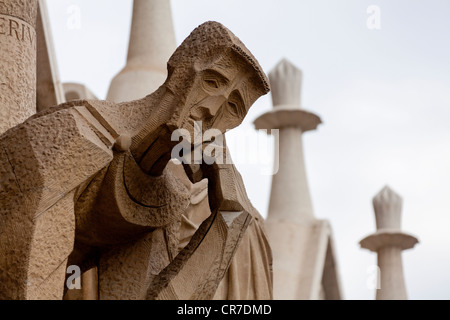 Trauernder, moderne Skulptur an der Leidenschaft Fassade Sagrada Familia Kirche, Temple Expiatori De La Sagrada Família, Antoni Gaudi Stockfoto