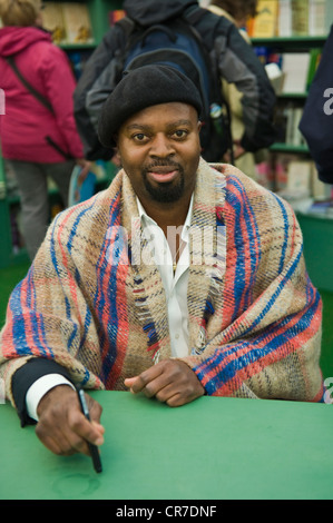 Ben Okri, nigerianischer Dichter und Romancier, abgebildet auf der Telegraph Hay Festival 2012, Hay-on-Wye, Powys, Wales, UK Stockfoto