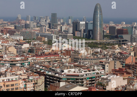 Luftaufnahme von den Türmen der Sagrada Familia in Barcelona mit der Torre Agbar Gebäude, Katalonien, Spanien, Europa Stockfoto