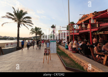 Spanien, Balearen, Ibiza, Sant Antoni de Portmany beach Resort, direkt am Strand-Cafés Stockfoto