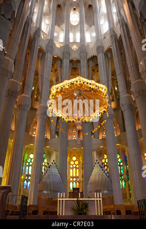 Altar mit dem Prospekt der Chororgel, Innere der Sagrada Familia, Basílica ich Temple Expiatori De La Sagrada Família, Stockfoto