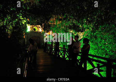 Vietnam, Hanoi, Altstadt, Liebhaber am Rande des Hoan-Kiem-See (auch kleiner See oder See von den Guom genannt) Stockfoto