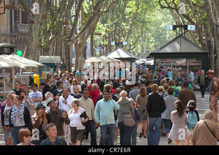 Touristen, Menschenmassen auf der Rambla, Wanderungen, Fußgängerzone, Markt Stände, Barcelona, Katalonien, Spanien, Europa Stockfoto