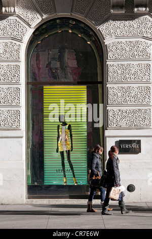 USA, New York City, Manhattan, 5th Avenue, Versace-Boutique, Fenster und Fußgänger Stockfoto