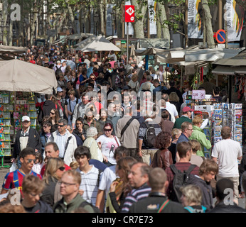 Touristen, Menschenmassen auf der Rambla, Ramblas, Wanderungen, Fußgängerzone, Markt Stände, Barcelona, Katalonien, Spanien, Europa Stockfoto