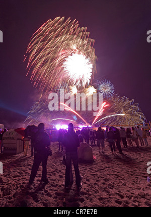 Ostsee in Flammen, Feuerwerk am Ende der Saison, Strand, Zuschauer, in der Nacht, Ostsee Ostseeheilbad Pier Stockfoto