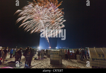 Ostsee in Flammen, Feuerwerk am Ende der Saison, Strand, Zuschauer, Ostseeheilbad Pier überdacht Wicker Strand Stockfoto