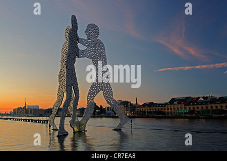 Molekül Männer, 30 Meter hohe Kunstwerk aus Aluminium gefertigt, Bildhauer Jonathan Borofsky, stehend in der Spree bei Sonnenuntergang Stockfoto