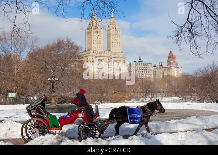 Vereinigte Staaten, New York City, Manhattan, Central Park im Winter unter dem Schnee, Kalesche und Touristen im Hintergrund die Stockfoto