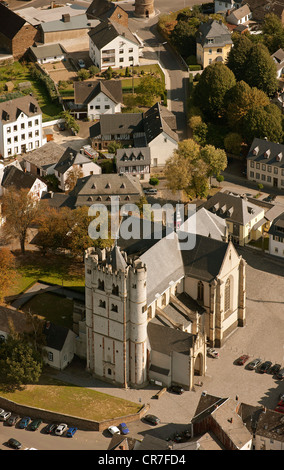 Luftaufnahme, Stiftskirche St. Martin und St. Severus, Muenstermaifeld, Eifel-Gebirge, Rheinland-Pfalz Stockfoto