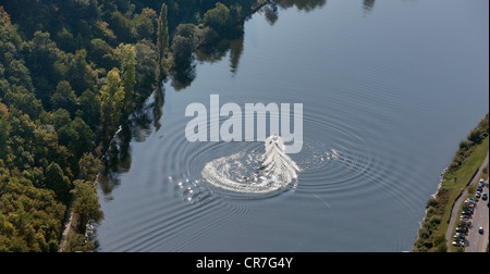 Luftaufnahme, Motorboot auf der Mosel, Klotten, Eifel-Bergkette, Rheinland-Pfalz, Deutschland, Europa Stockfoto